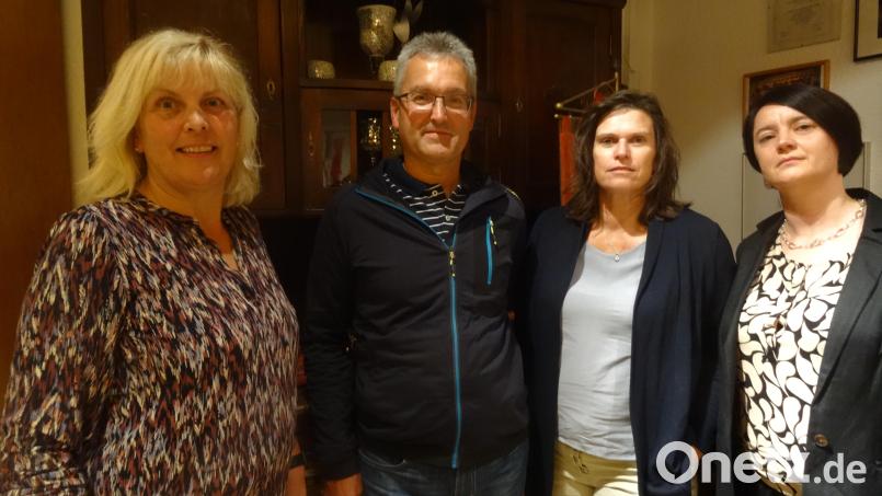 Die Führung der Hahnbacher Siedlergemeinschaft ist weiblicher geworden. Die Schriftführerinnen Brigitte Kölbl (links) und Dana Lindauer (rechts) unterstützen die beiden Vorsitzenden Martina Krieger und Anton Ritter. Bild: hka