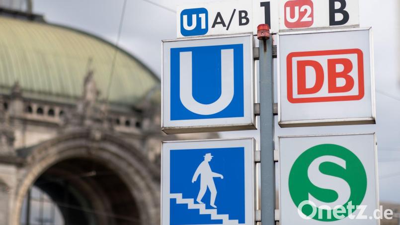 Hinweisschilder für U-Bahn, Deutsche Bahn und S-Bahn befinden sich vor dem Hauptbahnhof. Bild: Daniel Karmann/dpa/Archivbild