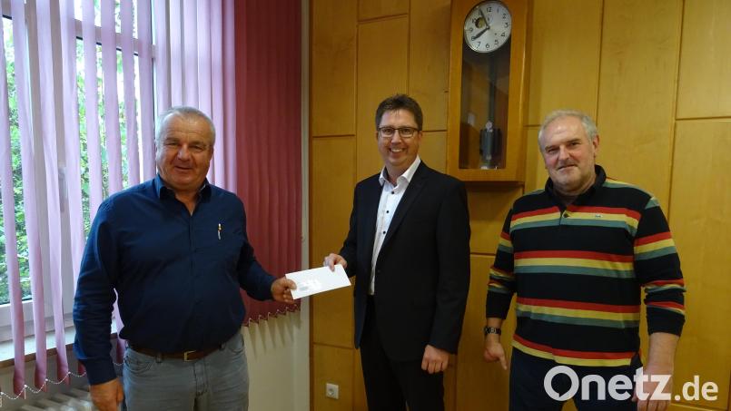 Stiftungsvorstand Martin Zimmermann (Mitte) übergibt die Spende an Bürgermeister Josef Deichl (links) und Kämmerer Hans Werner. Bild: ral