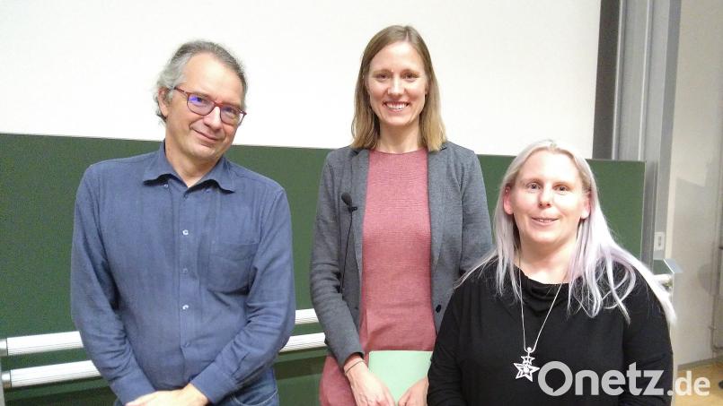 Professor Dr. Christian Baumgartner, Prof. Dr. Lisa Ranisch und Christina Kircher stellten sich der Diskussion im Audimax der OTH in Amberg. Bild: mma