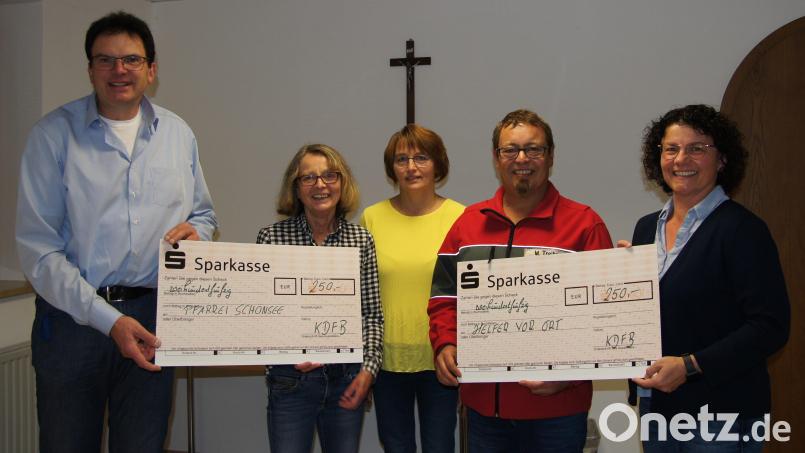 Pfarrer Wolfgang Dietz, Hannelore Hopfner, Maria Kreuzer, Manuel Treiber und Christine Zach (von links) bei der Spendenübergabe. Bild: Birgit Bayer/exb