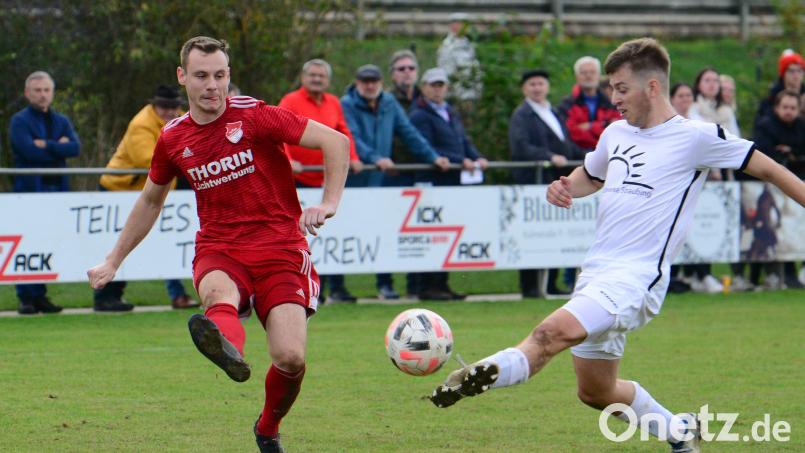 Maximilian Herzog (links) und die SpVgg Pfreimd holten beim SV Fortuna Regensburg einen überraschenden Punktgewinn. Archivbild: mhs