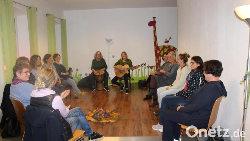 Beim Chant-Abend mit Andrea Kick (mit Gitarre) und Ulrike Günther (an der Trommel) konnten die Frauen spüren, wie gut das Singen für Körper, Geist und Seele ist. Bild: jzk