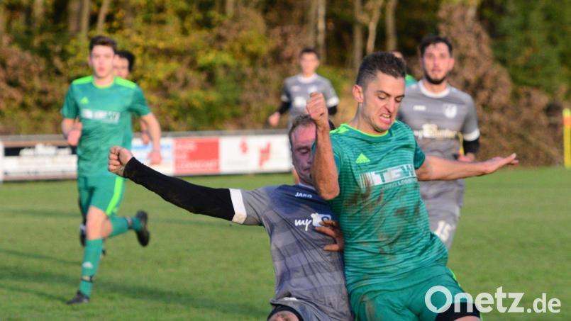 Manuel Löffelmann (rechts) vom FC OVI/Teunz und der Schwarzenfelder Mathias Meßmann im Zweikampf. Die beiden Teams der Spieler trennten sich 1:1. Bild: ham