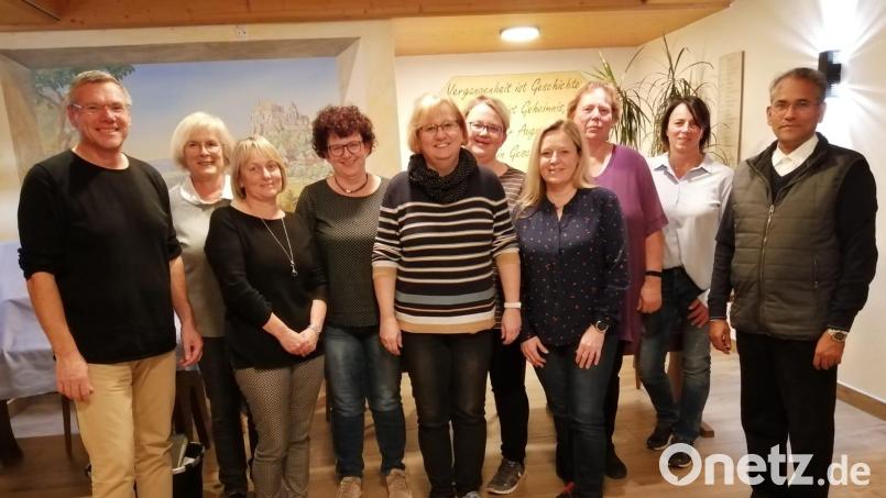 Beim Frauenbund Parkstein gibt es eine neue Vorstandschaft. Bürgermeister Reinhard Sollfrank (von links) gratuliert Angela Bösl, Regina Kick, Christine Hösl, Vorsitzender Cornelia Schreffl, Sabine Piller, Tanja Schraml, Christine Hundhammer, Andrea Rast und Pfarrer James Mudakodil. Es fehlen Lisa Weiß und Sandra Witt. Bild: Cornelia Schreffl/exb