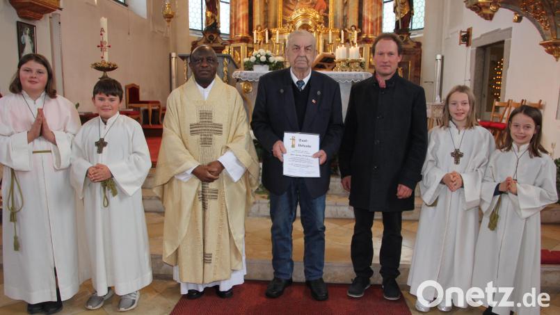 Georg Stiebeiner (Mitte) war 20 Jahre lang Mesner in Griesbach. Nun wurde er von Pfarrer Dr. Charles Ifemeje verabschiedet. Ab 1. Januar übernimmt Pfarrgemeinderatssprecher Stefan Wurm (rechts) den Mesnerdienst. Bild: kro
