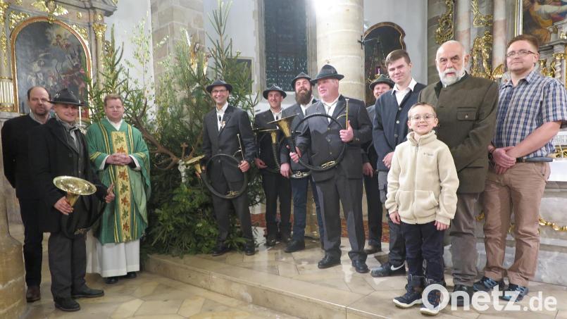 Vorsitzender Dr. Wolfgang Schinner (Zweiter von rechts) bedankte sich bei Stadtpfarrer Thomas Kraus und den Kaibitzer Schlossbläsern für die würdige Gestaltung der Hubertusmesse. Bild: jzk