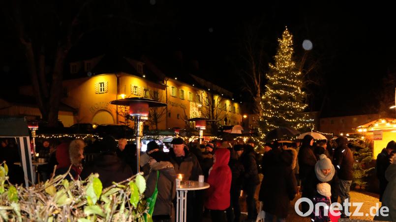 Stimmungsvoll beleuchtet wird sich der Marktplatz auch heuer zum Adventsmarkt der Frauen-Union präsentieren. Nach zweijähriger Coronapause findet die Veranstaltung heuer wieder statt. Archivbild: le