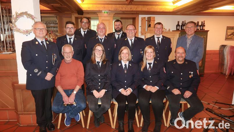 Beförderungen, Ehrungen und Verabschiedungen bei der Feuerwehr Friedenfels: Bürgermeister Oskar Schuster (hinten rechts), Kommandant Christian Bischof (links) und der Vorsitzende des Feuerwehrvereins, Jürgen Kraus (hinten links), gratulierten und dankten. Bild: bsc