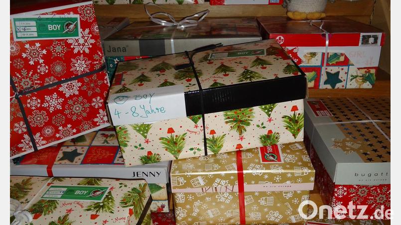 Frauen der Frauenbund-Gymnastikgruppe St. Elisabeth in Weiden packen 40 Kartons für die Aktion „Weihnachten im Schuhkarton“. Bild: ela