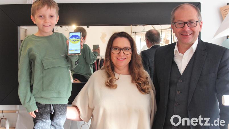 Carla Fontes freut sich mit Sohn Diego und Bürgermeister Roman Schäffler, dass sie von Antenne Bayern ausgewählt worden ist. Bild: stg