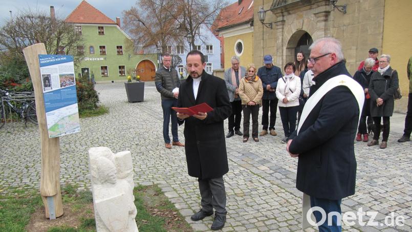 Pfarrer Stefan Fischer (links) von der evangelischen KIrchengemeinde und Diakon Richard Sellmeyer segnen in Hirschau den Meilenstein an der Goldenen Straße. Bild: fg