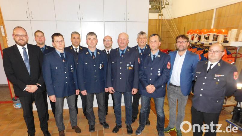 Christian Walter (Dritter von rechts), Alois Ziegler (Fünfter von rechts), Bernd Gmelch (Fünfter von links ) und Michael Walter (Dritter von links) galt der Dank für 40 und 25 Jahre aktiven Dienst. Bild: whü