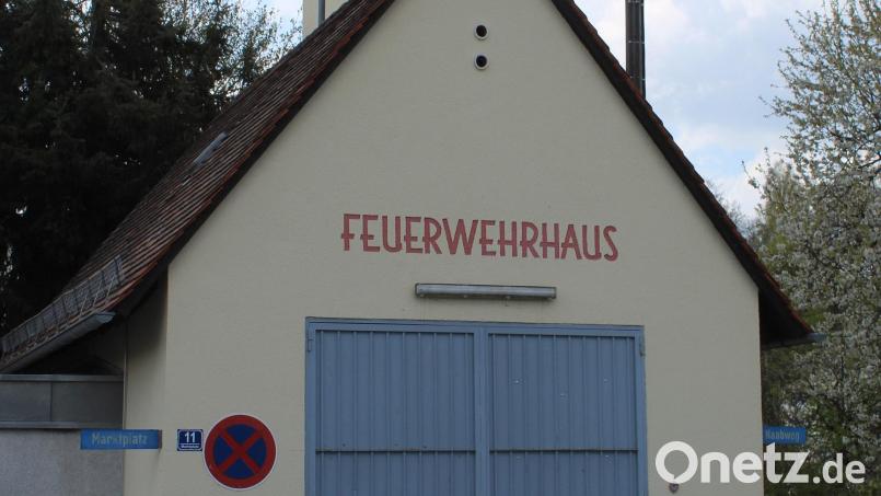Das alte Feuerwehrhaus wird umgebaut und renoviert. Unter anderem sollen neben den Umbauarbeiten auch das Dach, die Fenster, Eingangstüren und auch die Fassade erneuert werden. Bild: soj