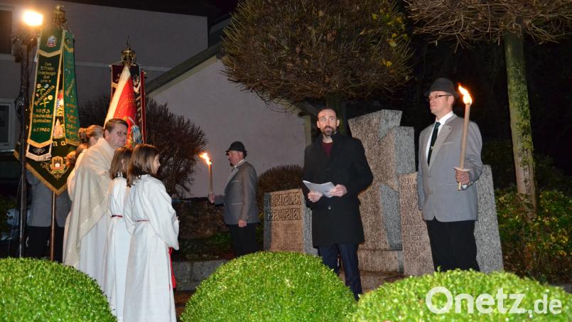 Bei der Feier des Patroziniums in Heumaden erinnern die Teilnehmer am Kriegerdenkmal auch an die Schrecken des Kriegs von heute, an die Verstorbenen der beiden Weltkriege sowie die zivilen Opfer. Bild: gi