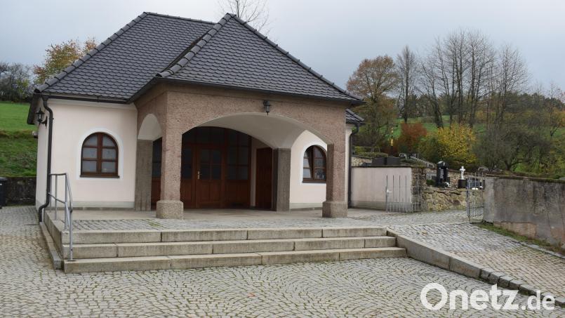 Beim Anbau eines barrierefreien Zugangs für das Leichenhaus gehen die Meinungen im Gemeinderat auseinander. Jetzt soll ein anderer Planungsentwurf erarbeitet werden. Bild: bnr