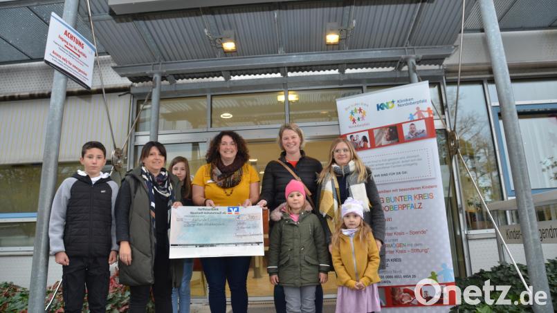 Kinderkrankenschwester Marina Luttels (Mitte), die auch den Bunten Kreis Nordoberpfalz leitet, freut sich riesig, dass die Mütter der Krabbelgruppe &quot;Quietschenten&quot; aus Vohenstrauß an ihre Organisation gedacht haben und 300 Euro aus dem Erlös des Herbstbasars spendeten. Bianca Seidl, Kerstin Lang und Tanja Meier (von links) kamen mit ihren Kindern zur Spendenübergabe. Bild: dob