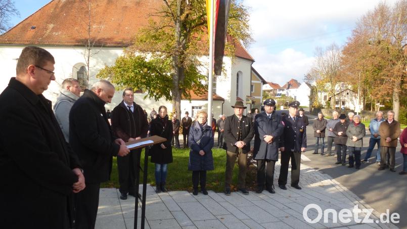 Bürgermeister Ludwig Biller und Gemeinderäte ehren vor der Kranzniederlegung am Mahnmal die Opfer von Krieg , Gewalt und Terror. Bild: bk