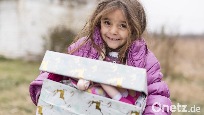 Miliza aus Serbien ist überglücklich mit ihrem Schuhkarton. Bild: Maurice Ressel/Samaritan&#039;s Purse e. V