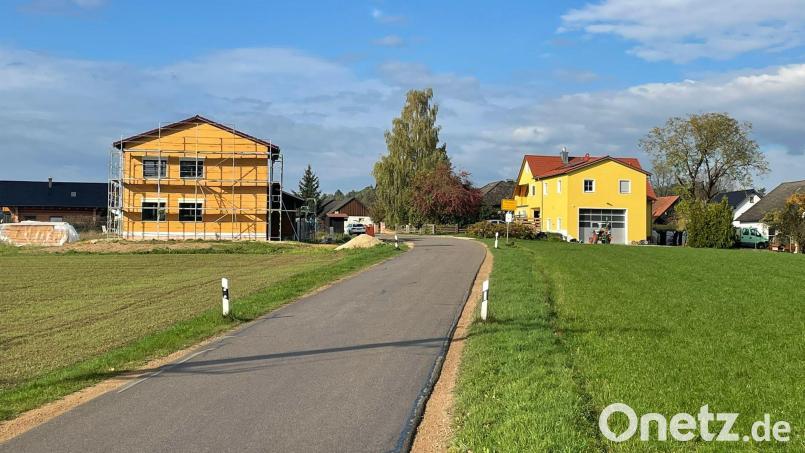 Auf den freien Flächen rechts und links entstehen neue Bauplätze am Ostrand von Prohof. Bild: oy