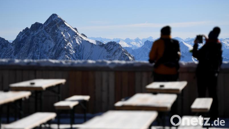 Urlauber müssen im Winter bayernweit tiefer in die Tasche greifen als früher. Vor allem wegen der höheren Energiekosten mussten Hoteliers und Gastronomen ihre Preise anpassen., Symbolbild: Angelika Warmuth/dpa