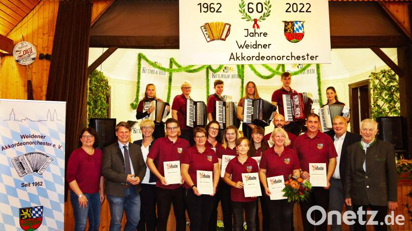 Viele Mitglieder halten dem Weidener Akkordeonorchester bereits jahrelang die Treue. Zum 60-jährigen Jubiläum konnten sich einige deshalb über Ehrungen und Urkunden freuen. Bild: Heidi Reil/exb