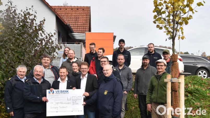 In allen Gemeinden des Landkreises sollen Winterlinden gepflanzt werden, los ging es in Illschwang. Mit dabei die Jugendfeuerwehrwarte, Führungskräfte der Landkreisfeuerwehr, Vertreter der Gemeinde sowie Vorstandsmitglieder der VR-Bank Amberg-Sulzbach und Landschaftsgärtner Jürgen Huber. Bild: no