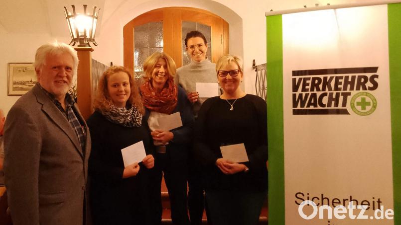 Jeweils 300 Euro für die Verkehrserziehungsarbeit spendiert die Gebietsverkehrswacht den sieben Kindergärten in den beiden Kaolinstädten Hirschau und Schnaittenbach. Bei der Sckeckübergabe (vorn, von links): Verkehrswachtvorsitzender Hubert Ritz, Laura Rustler (St.-Wolfgang-Kindergarten), Heidrun Neudecker (Marien-Kindergarten), Susanne Uschold (Antonius-Kindergarten) und Bettina Rösch (BRK-Kindertagesstätte mit Herz). Bild: u