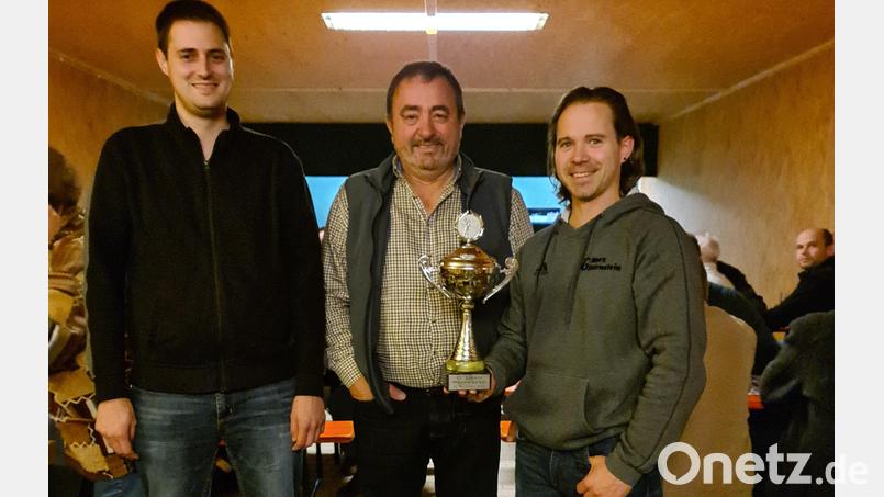 Von links nach rechts: Andreas Kühner (Sportleiter SG Waldnaab Wurz), Otto Uhl und Bernd Förster (beide vom Vereinssieger OVV Wurz). Bild: tok