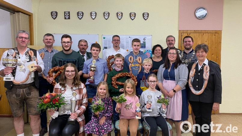 Mächtige Wurstketten, riesige Brezen, Pokale und Geldpreise gab es für die besten Schützen beim Königsschießen von Edelweiß Letzau. Bild: Edelweiß Letzau/exb