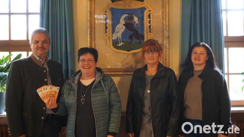 Die Vertreter der katholischen Pfarrgemeinde Roggenstein, Birgit Gösl, Inge Wolfrath und Monika Krug (von rechts), überreichen Bürgermeister Andreas Wutzlhofer im Rathaus 300 Euro für das Sozialamt. Bild: dob