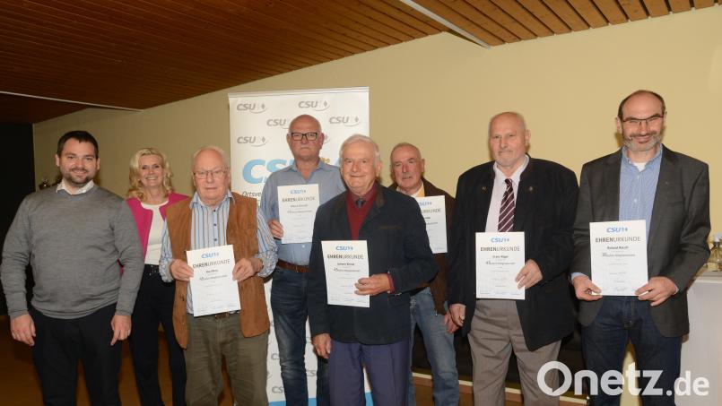 Bürgermeister Sebastian Hartl (von links) und stellvertretende CSU-Kreisvorsitzende Andrea Lang ehrten die langjährigen CSU-Mitglieder Karl Ring, Alfons Schmidt, Johann Kiener, Hans Klier (alle 45 Jahre) und CSU-Ortsvorsitzenden Roland Rauch (35 Jahre) Bild: bey