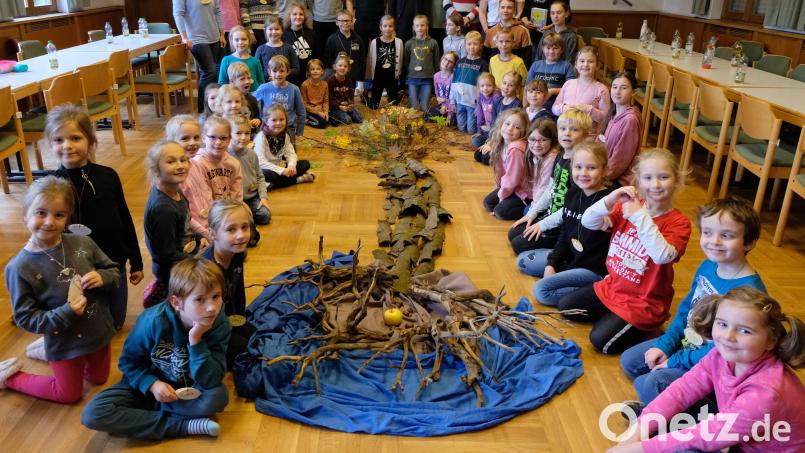 44 Kinder machen beim Kinderbibeltag am Samstag im katholischen Pfarrzentrum mit. Betreut werden sie von von den Helfern unter Leitung von Christina Schaller und Silke Scherm. Bild: le
