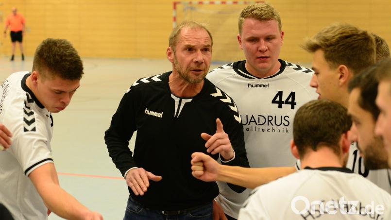 HSG-Trainer Karl Söllner (Zweiter von links) musste seine Jungs einige Male ermahnen, konzenzrtierter zu sein. Am Ende war der Coach aber nicht ganz unzufrieden. Bild: ham