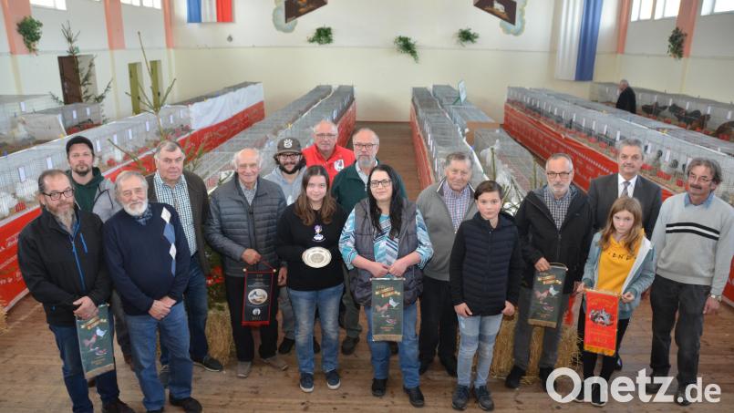 Bei der Geflügelkreis- und Kreisjugendschau räumten die Aussteller ganz schön ab. Vorsitzender Josef Faltenbacher vom gastgebenden Verein (rechts) und Bürgermeister und Ehrenschirmherr Andreas Wutzlhofer (Zweiter von rechts) gratulierten den Siegern dazu. Bild: dob