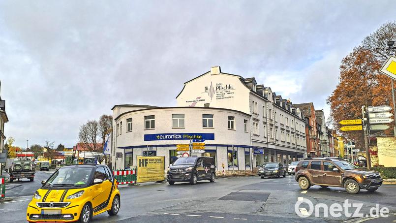 Schon seit Monaten geht es hier nicht mehr in Richtung Oberpfalz: Eine der wichtigsten Verkehrsachsen in Marktredwitz, die Waldershofer Straße, ist vom Vilser Platz aus erst ab 18. November wieder befahrbar. Bild: Gschwendtner/fph