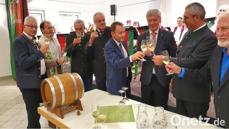 Ein guter Jahrgang 2022. Auf den neuen See-Weidener Wein stoßen nach der Weintaufe (von links) an: der Weidener Ehrenbürger Willi Schwartz, Stadtpfarrer Gabriel Kozuch, die See-Weidener-Ehrenbürger Alt-OB Kurt Seggewiß und Bürgermeister Lothar Höher, OB Jens Meyer, der neue Bürgermeister Heinrich Hareter, Vizebürgermeister Christian Wandler sowie Dechant Franz Unger. Bild: wd