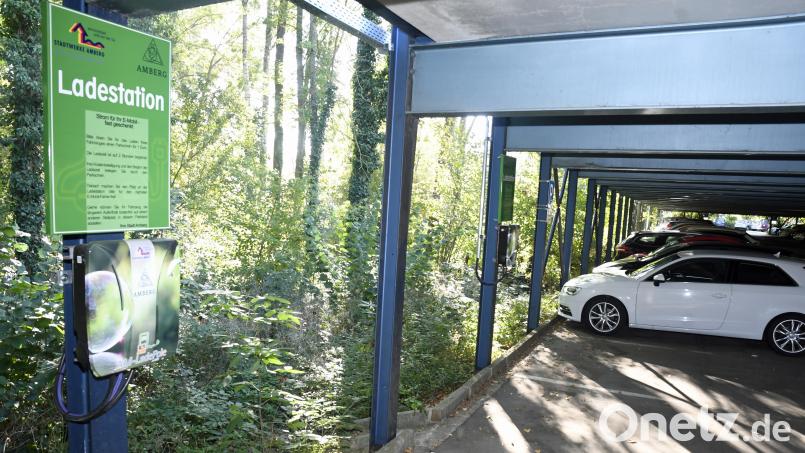 Die E-Ladestation an der Kräuterwiese. Ein besonderes Anliegen der Liste Amberg ist der Ausbau der Elektromobilität und dazu gehört die Erweiterung von Ladepunkten. Bild: Petra Hartl