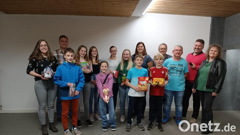 Die Schützengesellschaft Moosbach hatte dazu eingeladen. 25 Schützen nahmen daran teil. Dazu gratulierte Schützenmeisterin Jutta Fuchs (rechts). Bild: gi