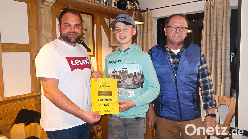 Mit einer besonderen Ehrung würdigte der TSV Friedenfels den 13-jährigen Elias Melzner (Mitte). Die beiden TSV-Vorsitzenden Johannes Härtl (links) und Helmut Radimerski (rechts) dankten mit einem Gutschein für die stete Mitarbeit im Verein. Bild: bsc
