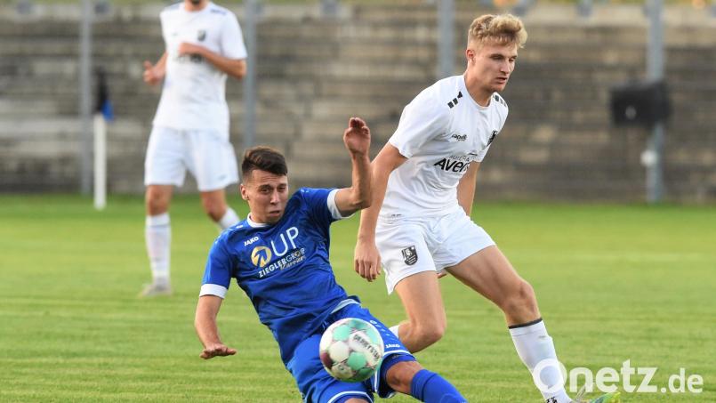 Nicolas Moravcik (links) kam bei der SpVgg SV Weiden in der Hinrunde nicht über drei Einsätze und 65 Spielminuten hinaus. Der Vertrag des Tschechen wurde aufgelöst. Mit Samuel Höng wird zudem ein weiterer im Sommer verpflichteter Spieler den Verein verlassen. Bild: Büttner