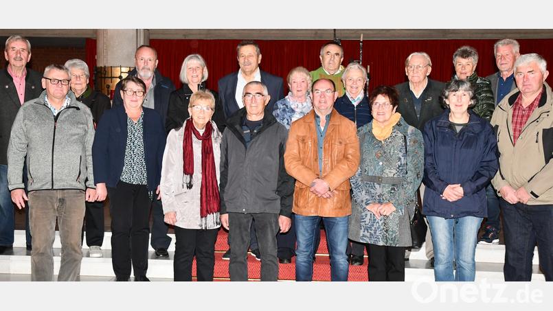 Gemeinsam mehrere Jahrzehnte Lebensweg beschritten (vorne, von links) Uwe und Gabi Pongratz-Paul (30 Jahre), Edith und Richard Graf (60), Hermann und Sigrid Pirzer (25), Brigitte und Josef Müllner (40) sowie (hinten, von links): Oswald und Anita Nübler (60), Wolfgang und Angelika Kirner (40), Michael und Marianne Schön (50), Pfarrer Eduard Kroher, Resi und Franz Nübler (60) und Maria und Werner Mois (50). Bild: sche