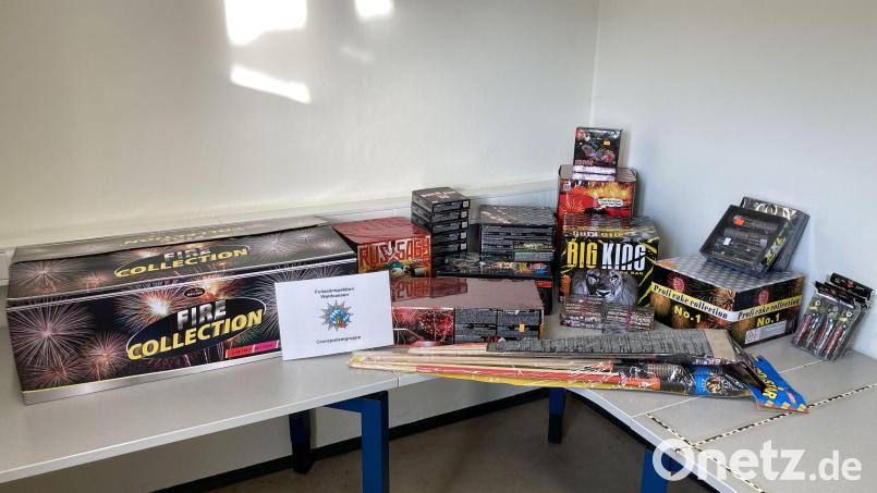 Diese verbotenen Kracher und Raketen stellte die Polizei sicher. Bild: Polizeiinspektion Waldsassen/exb