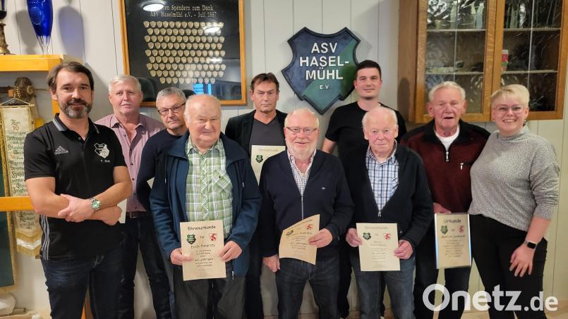 Der ASV Haselmühl ist stolz auf seine Jubilare (von links): Thorsten Kraft, Peter Schafberger, Dieter Piesche, Erich Pongratz, Rainer Eckl, Norbert Augustin, Alexander Paintner, Josef Meiler, Manfred Lienhardt und Lisa Hartinger. Bild: pme