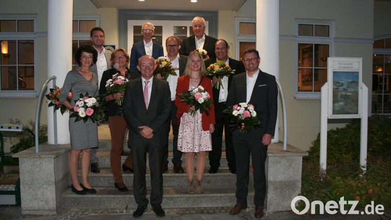 Aufsichtsratsvorsitzender Martin Nagler (vorne Mitte) und Vorstand der Raiffeisenbank Hirschau, Klaus Wild (hinten Zweiter von links) ehrten Michael Hirmer (vorne rechts), Gabriele Schneeberger, Kornelia Witeschek und Simone Schlegl (Mittlere Reihe von links) sowie Robert Dotzler, Klaus Heldmann, Uli Reindl und Hans-Peter Schmid (Hintere Reihe von links.). Bild: ads