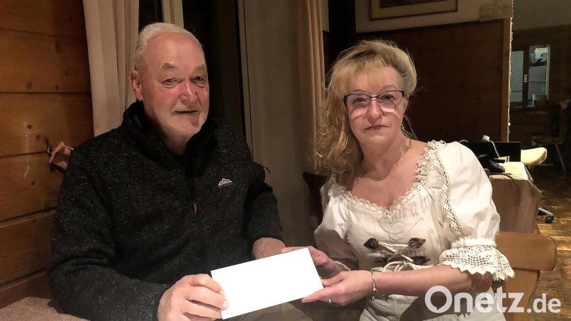 Den versprochenen halben Anteil seiner Spendekasse , nämlich 1300 Euro, übergab Norbert Reger vor Kurzem an Valeria Pausch aus Ebnath, um damit ihre private Ukrainehilfe zu unterstützen. Bild: wro