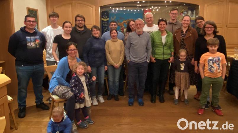 Engagierte Bürger um Gemeinderätin Melli Schmidt (rechts) und Lena Mayer (Dritte von links) haben die Teilnahme Weigendorfs am Wettbewerb &quot;Gütesiegel Heimatdorf&quot; initiiert und suchen jetzt Ideen und Wünsche der Bürger. Bild: glb