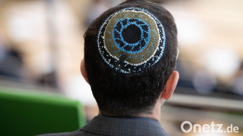 Die Kippa ist eine flache, kreisförmige Kopfbedeckung aus Stoff oder Leder. Sie wird vor allem von Männern getragen und gilt als Erkennungszeichen des Judentums. Symbolbild: Sebastian Kahnert/dpa