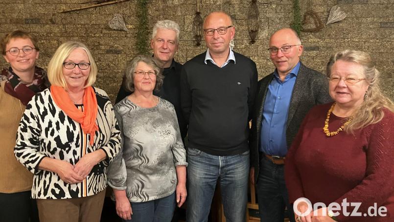 Die Ehrennadel in Bronze mit Urkunde waren Zeichen des Dankes für die Treue zum Verein (von links): Kreisfachberaterin Maria Treiber, Vorsitzende Rita Rosner, Vorsitzende Edith Lederer, Bürgermeister Robert Lindner, Harald Schaller, Kreisvorsitzender Albert Nickl und stellvertretende Bezirksvorsitzende Rosa Prell. Bild: le