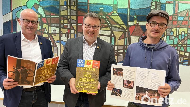 Bürgermeister Bernhard Lindner dankte herzlich Daniel Weidner für die Zusammenstellung des Textbuchs von 900samma. Regisseur Jürgen Huber freute sich mit. Bild: mma